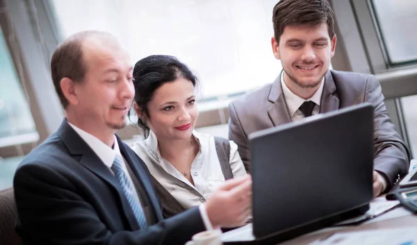 Vuxen affärsman diskuterar ekonomiska dokument med en ung kollega. — Stockfoto