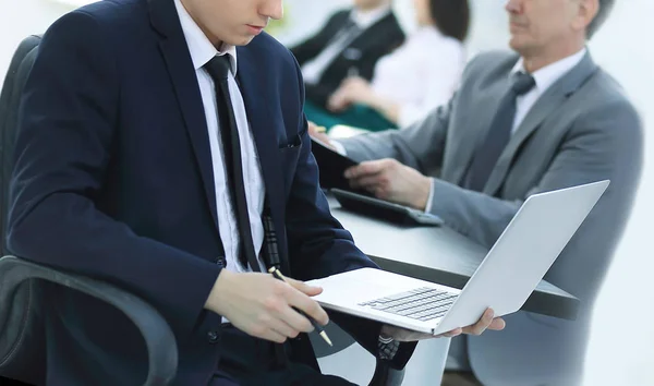 Close up.young businessman looking at the laptop screen — Stock Photo, Image