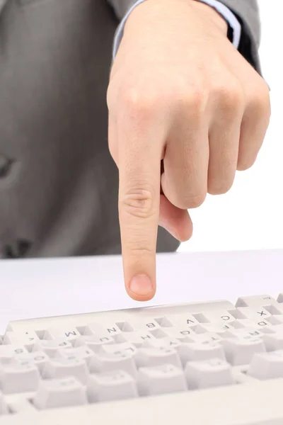 Zblízka. Pánské prst stisknutí libovolné klávesy na klávesnici počítače — Stock fotografie