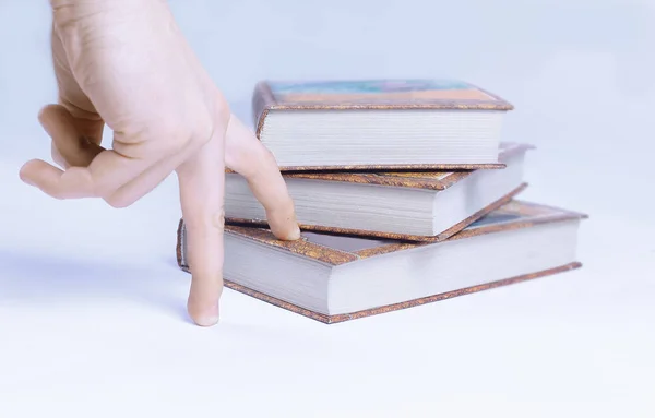 Primo piano. La persona sta scegliendo un libro dalla pila . — Foto Stock
