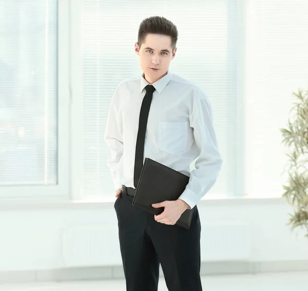 Serious employee with documents standing in the office — Stock Photo, Image