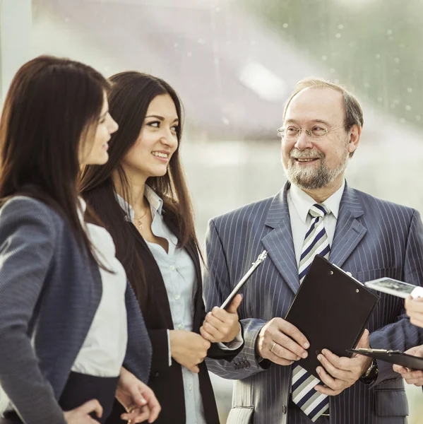 Primer plano del jefe y el equipo de negocios en el fondo de la oficina —  Fotos de Stock