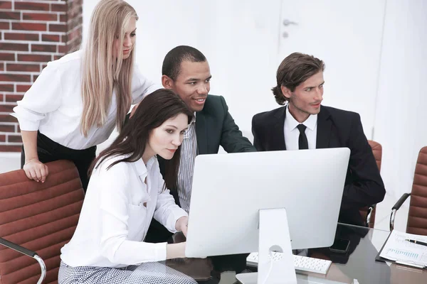 Geschäftsleute, die an seinem Schreibtisch über Finanzinformationen diskutieren — Stockfoto