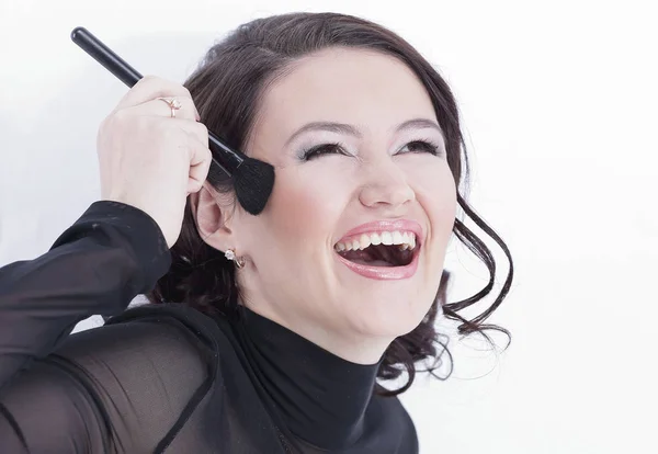 Sonriente joven con cepillo para maquillaje . —  Fotos de Stock