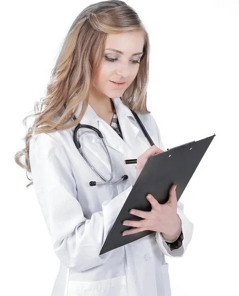 Médico fêmea atencioso escreve uma prescrição .isolated no branco — Fotografia de Stock