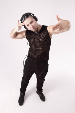 serin el hareketi gösterilen rapçi olan şık erkek.