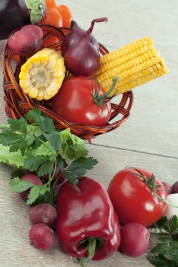 sebze ahşap arka plan üzerinde çerçeve yaptı.