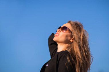 mavi bir arka plan üzerinde emin iş kadını