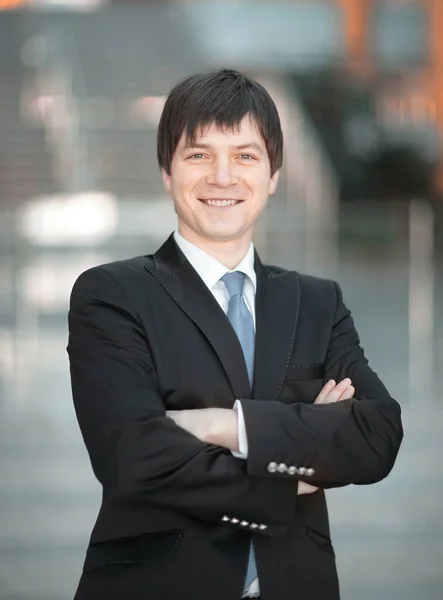 Porträtt av framgångsrik affärsman på suddig bakgrund kontor. — Stockfoto