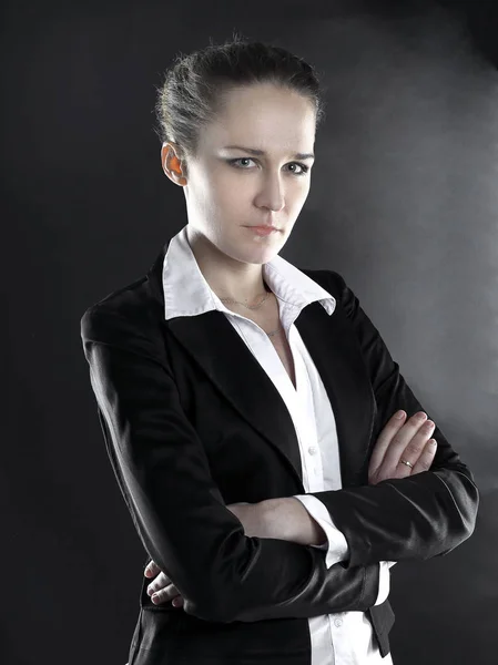 Retrato de mulher de negócios grave .isolated no fundo preto — Fotografia de Stock