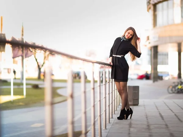 Женщина-менеджер на фоне офисного здания — стоковое фото
