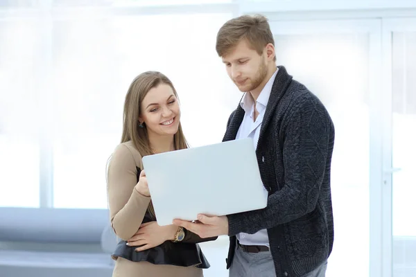 Collega's gebruiken een laptop staan in het kantoor — Stockfoto