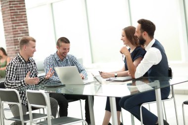 iş takım yeni bir iş projesi tartışıyor