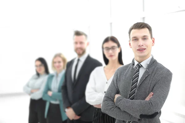 Ung affärsman står framför hans business-team — Stockfoto