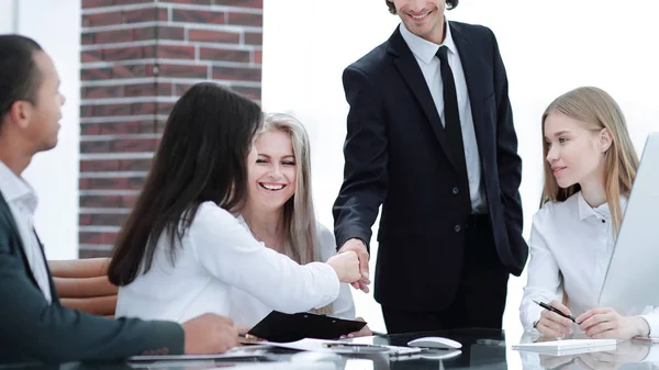 Handshake Manager et client dans un bureau moderne — Photo