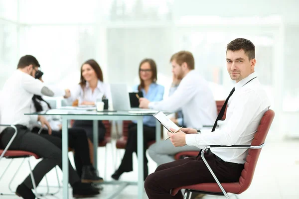 Młody biznesmen czytanie dokumentu, siedząc w swojej koncepcji office.business — Zdjęcie stockowe