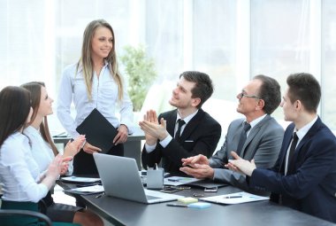 İş ekibi toplantıda konuşmacıyı alkışlıyor..