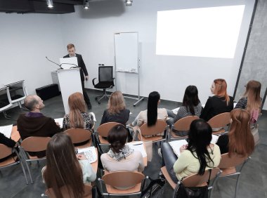 arka view.the proje yöneticisi bir toplantı yapar