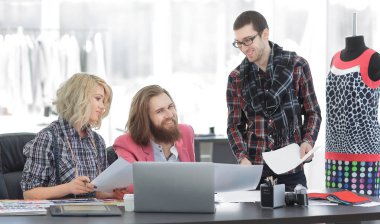 Stüdyo yeni fikirleri tartışmak tasarımcılar ekibi