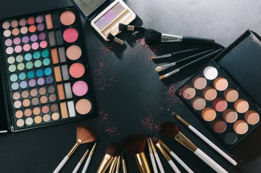 toz, fırçalar ve göz farı siyah arka plan üzerine izole