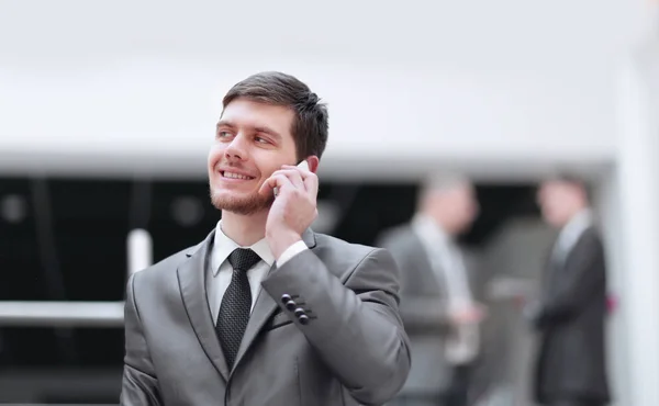 Portret przystojny biznesmen na tle niewyraźne office — Zdjęcie stockowe