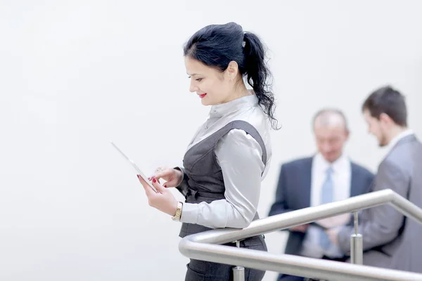 Mulher de negócios com tablet digital. foto com lugar para texto — Fotografia de Stock