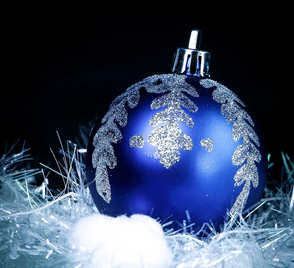 Boule de Noël bleue sur fond noir.Carte de Noël — Photo