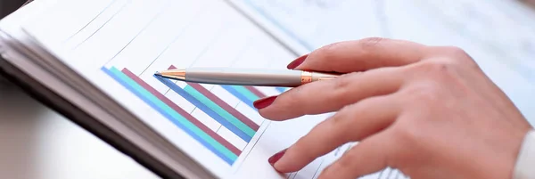 Nära up.business kvinna kontrollerar finansiella schemat. — Stockfoto