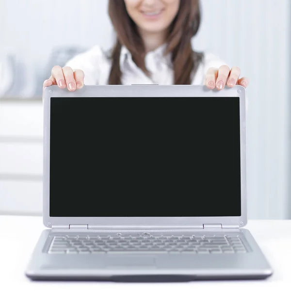 Atractiva mujer de negocios que presenta un ordenador portátil con copyspace en el monitor —  Fotos de Stock