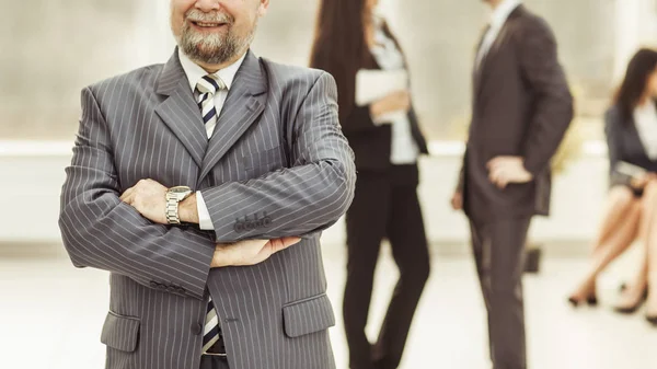 Retrato del consejero general de la empresa en el fondo del equipo empresarial en el cargo — Foto de Stock