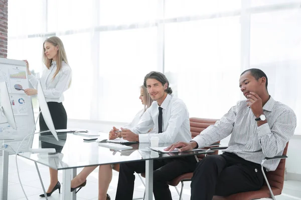 Business team discussing a new business plan — Stock Photo, Image