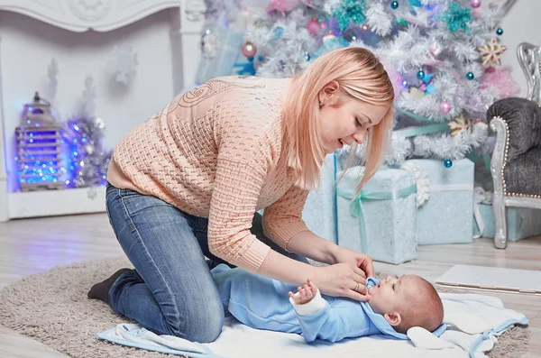 Mamá pone a su bebé en un disfraz de conejo . — Foto de Stock