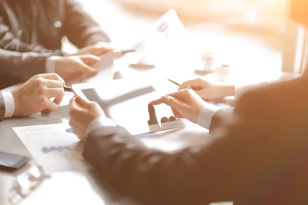 Nauwe up.the zakenman maakt gebruik van een digitaal tablet voor zijn werk — Stockfoto