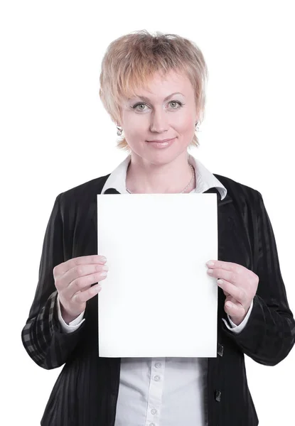 Closeup.business mulher segurando uma folha em branco. isolado em branco . — Fotografia de Stock