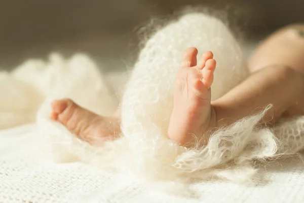 Afbeelding van een pasgeboren baby liggend op de Bank in de kinderkamer — Stockfoto