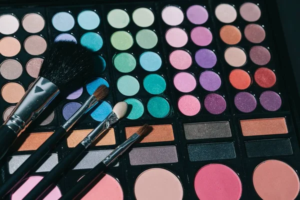 Cepillo y una caja de maquillaje sombra de ojos — Foto de Stock