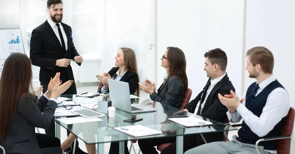 Business-team välkomnar högtalaren vid presentationen av det nya projektet — Stockfoto