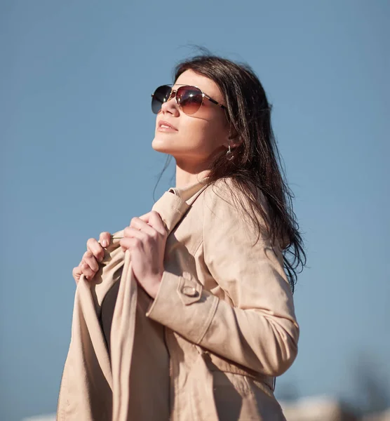 Portrait of a young successful woman against the sky — Stock Photo, Image