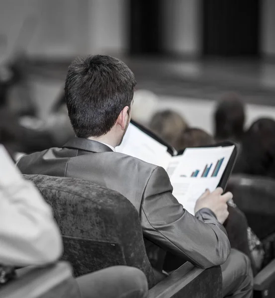 Empleados de la empresa en la presentación de un nuevo proyecto financiero — Foto de Stock