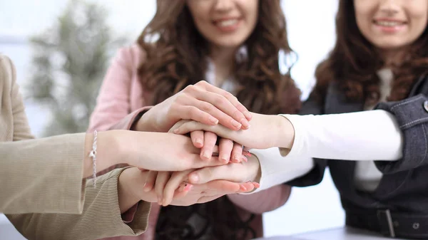 Close-up van de handen van het bedrijf-team samen te stellen — Stockfoto