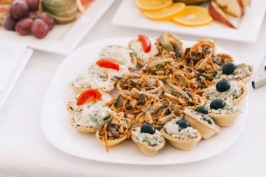 tartlets bir tabakta et salatası ile.