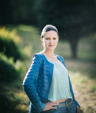 bulanık doğa arka plan üzerinde genç güzel kadın