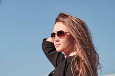 Kendine güvenen genç kadın modern ofis binasında arıyor