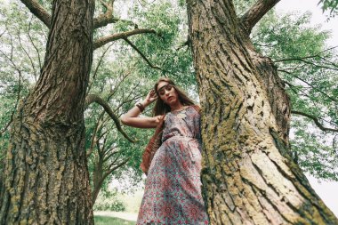 genç kadın hippi yakınındaki büyük bir ağaç