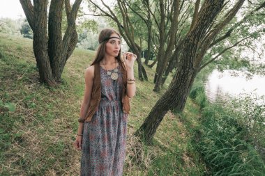 Genç hippi kadın Park City'de bir yolda