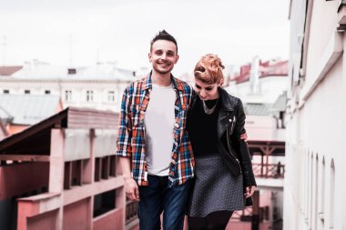 modern şehir arka plan üzerinde mutlu genç Çift.