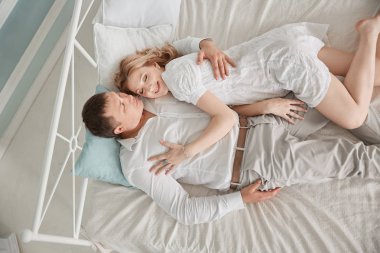mutlu karı koca yatakta yatıyordu