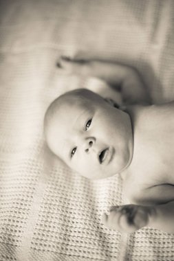 retro tarzı oldukça yeni doğmuş bir bebek portresi