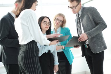 yeni fikirleri tartışmak bir modern iş takım görüntüsü