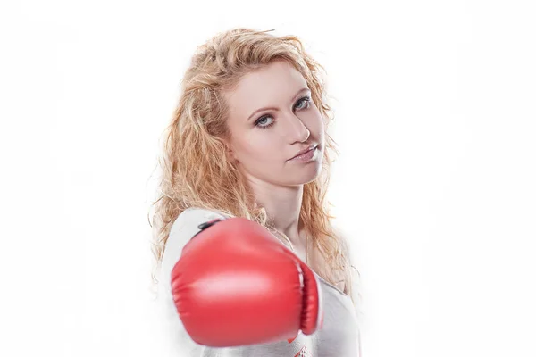 Confiada mujer joven en guantes de boxeo .isolated en blanco — Foto de Stock